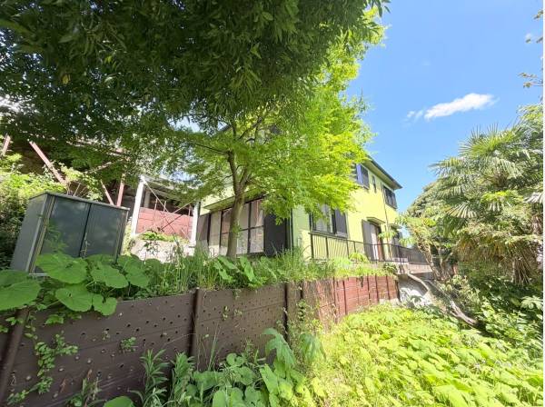 四季の移ろいを感じる緑に包まれたプライベートハウス