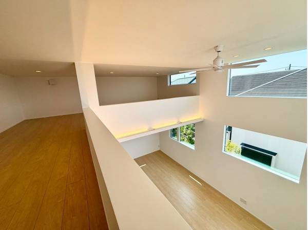 こちらは約12.5帖の小屋裏収納、秘密基地のような空間！