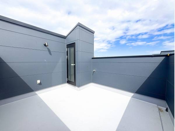 高い腰壁がプライベート感を堪能できるルーフバルコニー