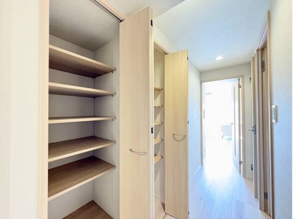 廊下にも収納スペースがございます!