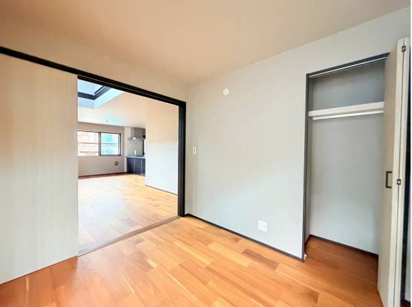 LDKに面した居室、クローゼット収納もございます