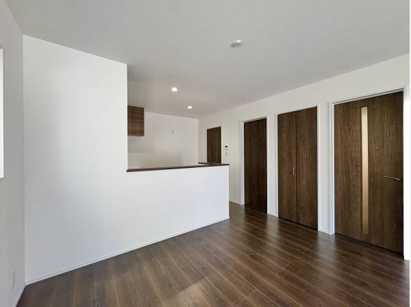 対面キッチンはリビングで遊ぶ子供たちの姿がうかがえ安心です