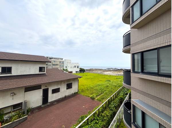 バルコニーからは海を望めます