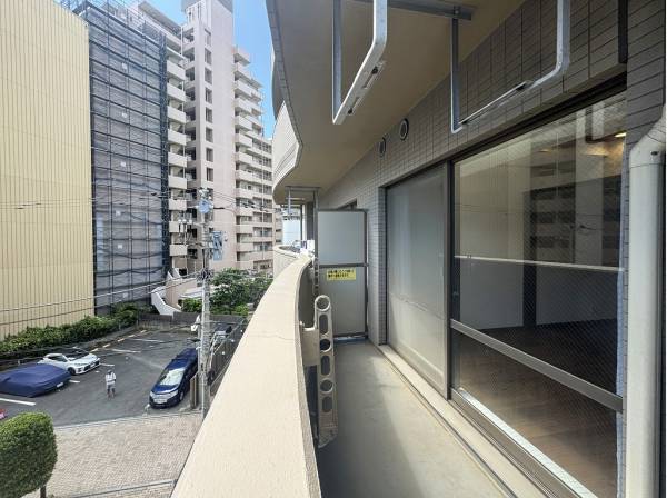 壁一面の大きな窓から心地よい自然光が注ぎます