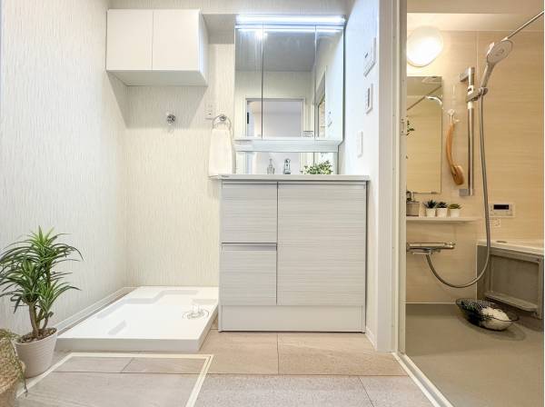 バスサニタリーは明るい色調でまとめられています