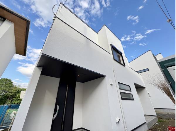 青空に映えるスタイリッシュな外観