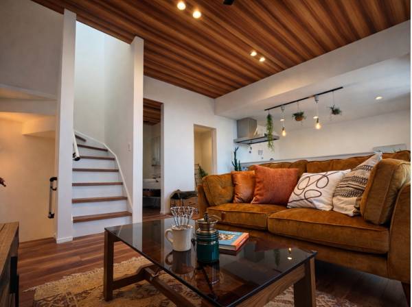 高天井と木目天井が映える、上質で開放的なリビング空間。