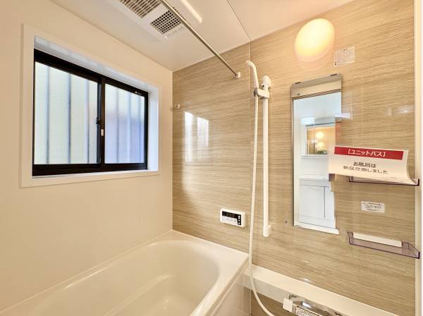 浴室は落ち着きのある配色です。