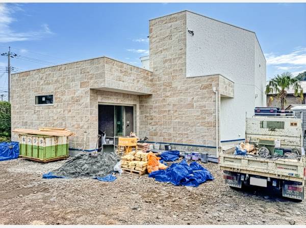 イメージパースとは異なる向きからの建物外観（ガレージ側）