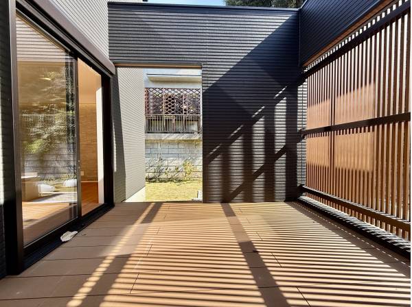 約８帖のウッドテラス