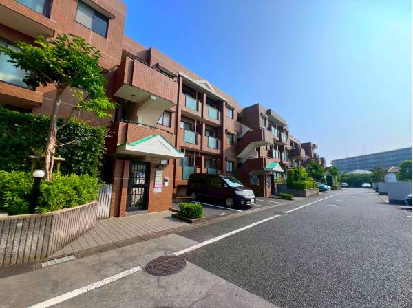 マンション外装でございます、レンガ調のおしゃれな外壁ですね♪