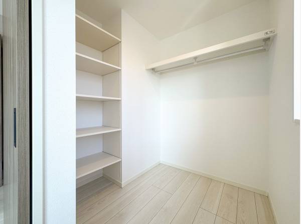 ハンガーパイプと可動棚を備えた便利なWIC