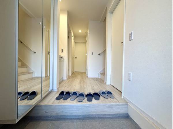 心地よく迎えてくれる明るいエントランス