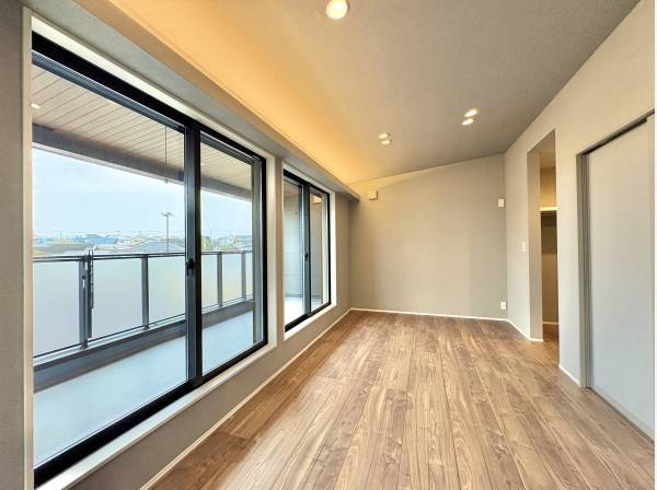 ２階の居室には大開口の窓がございます