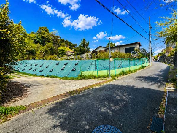 緩やかな前面道路と緑景広がる、穏やかな住環境の一画。