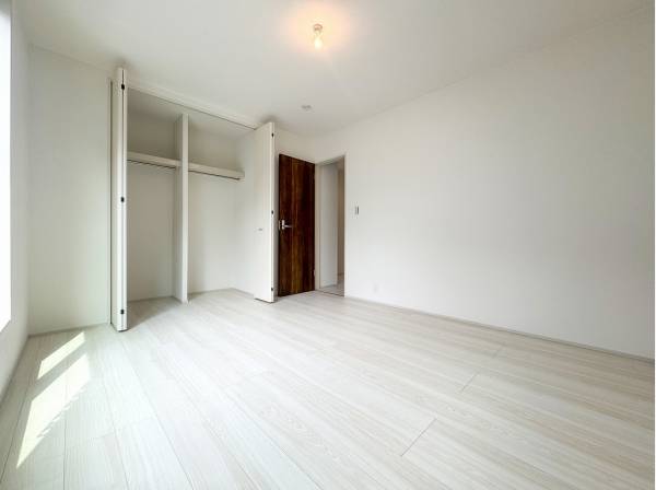 白壁に光が反射する明るい洋室には大きなクローゼットを完備