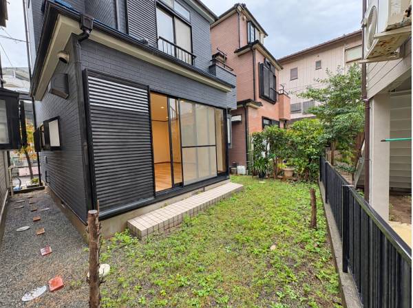 リビングの窓から外へつながる、緑を身近に感じられる庭付きの住まいです。

