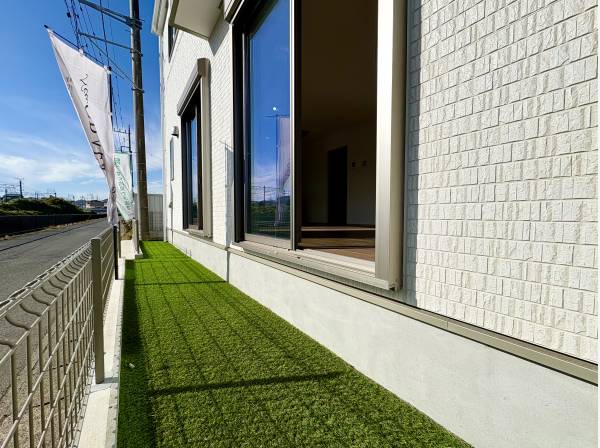 人工芝のちょっとしたお庭スペースがございます