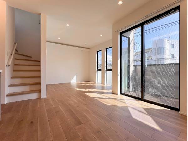 沢山に窓から燦燦と陽光が降り注ぐ明るいリビング