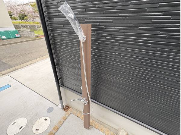 外にはシャワーが付いてます。