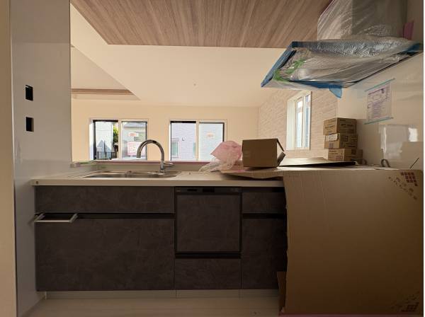 ポップアップ天井のオープンキッチン