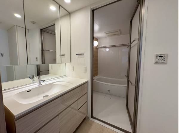 大きな鏡が印象的なサニタリールーム