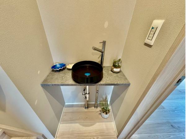 エントランスからアクセスの良い可愛らしい手洗い場