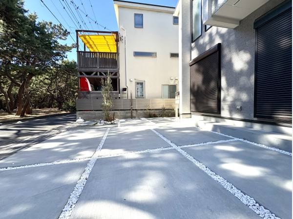 外シャワー完備、駐車は2台可能です。