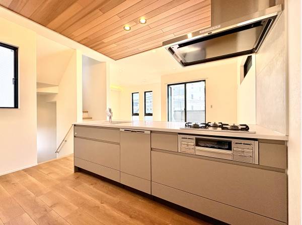 作業スペースもゆとりある空間のオープンキッチン