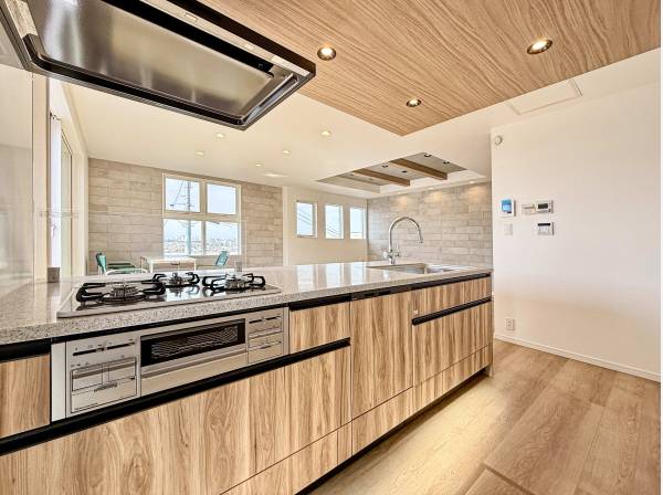 リビングダイニングの雰囲気とも調和のとれたキッチン