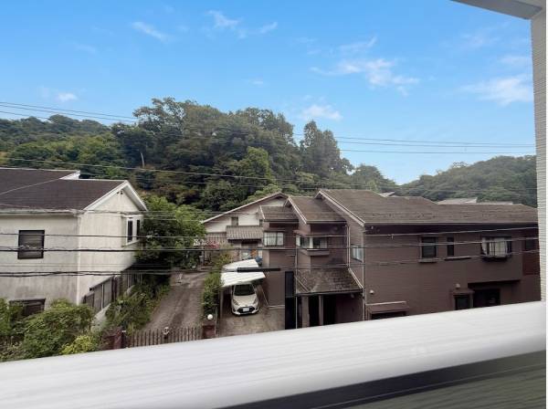 窓から山の緑を望む穏やかな眺望 豊かな自然を感じながら暮らせます