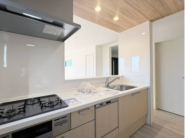 家事動線とデザイン性を両立した、清潔感のある対面式キッチン