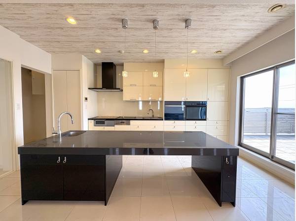 まるでクッキングスタジオのような奥行きたっぷりのアイランドキッチン