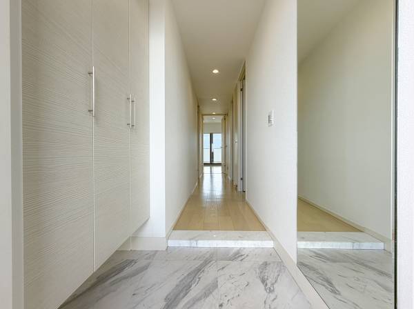 空間を広く演出する大きな姿見でお出かけ前の身だしなみチェックを