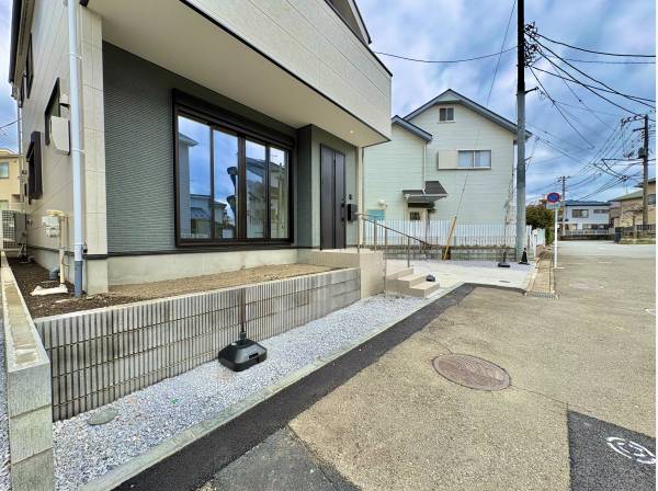 セットバックされ余裕のある前面道路