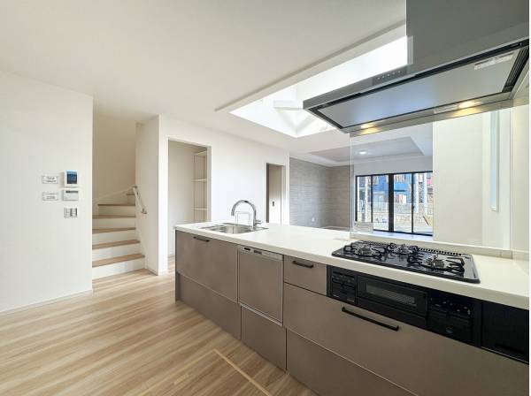 階段横の可動棚付きの大容量パントリーが便利