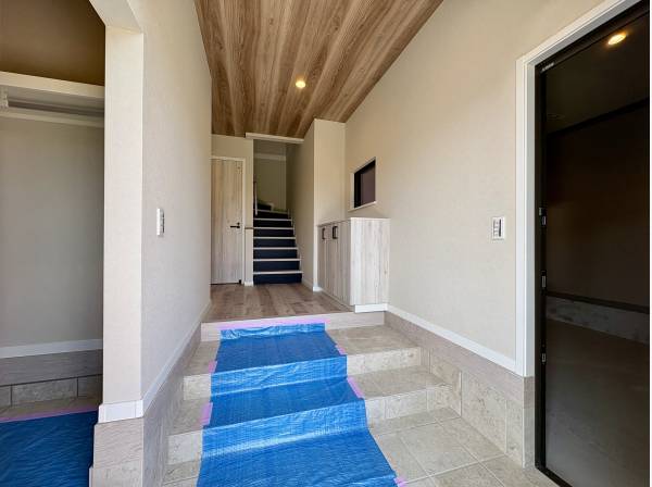 シューズインクローゼットを備えた玄関。玄関横にはガレージ