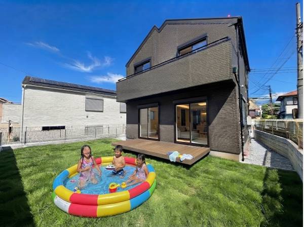 子供達が庭でプールで遊んでいるイメージです（AI加工です）