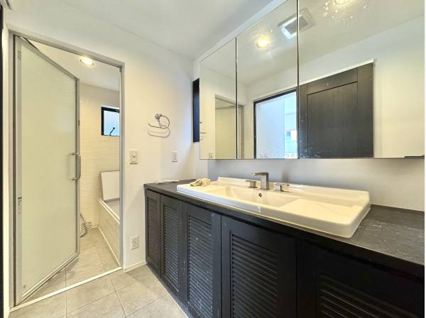 黒と白で整える、静かな洗面空間。