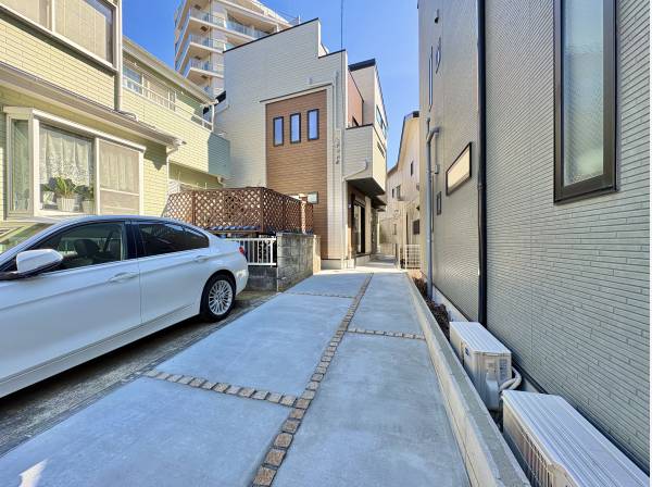 閑静な住宅地に馴染む落ち着いた色合いの外観