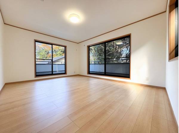 L字バルコニーに囲まれた約10帖のゆとりある洋室