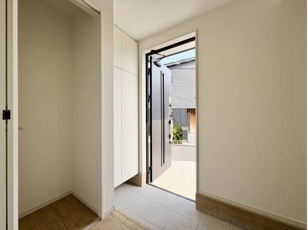 玄関収納と収納が近くにあります