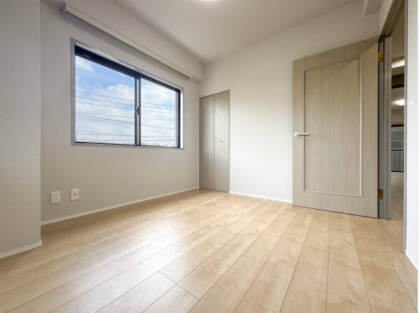 優しい光で包まれた二面採光のベッドルーム