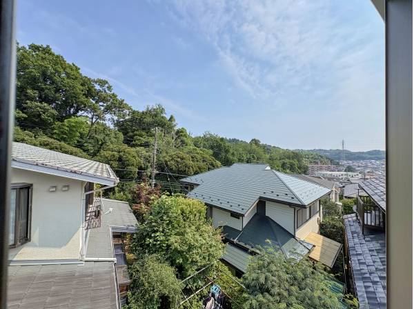 室内からは鎌倉の緑を望みます
