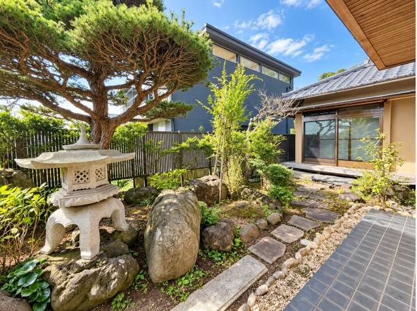 石灯籠や美しい植栽が織りなす和の空間。古都の情緒を身近に感じて。