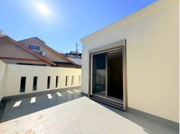 2階居室からは広大なルーフバルコニーへ！心地良い空間です！
