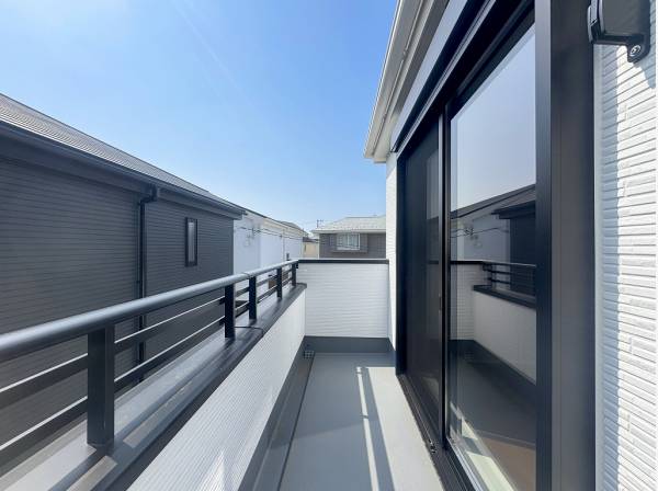 陽当たり良好な南向きのバルコニーでお洗濯も快適♪