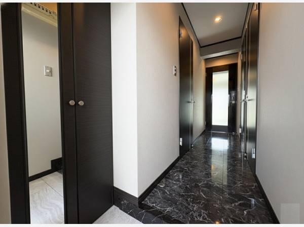 シックでモダンな玄関ホール