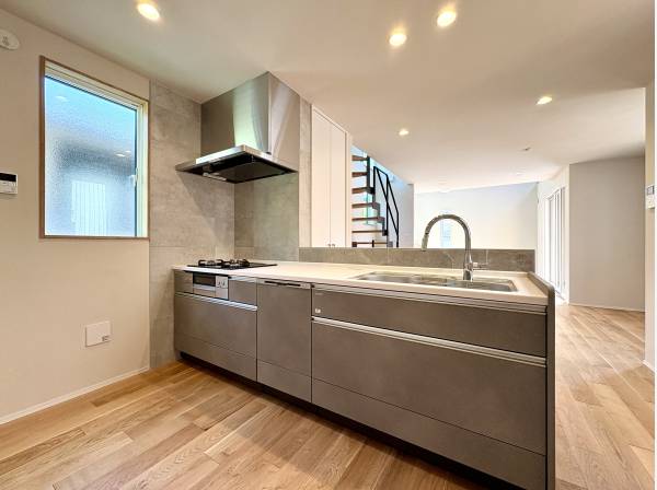 対面式システムキッチンは食洗機と浄水器付き