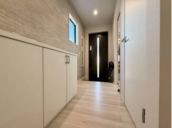 白基調のフローリングに落ち着きのある玄関